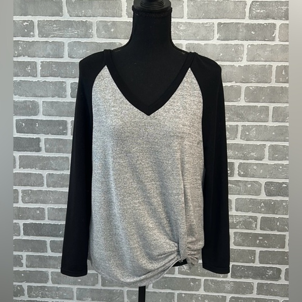 Women’s SHEIN Black and Gray V-Neck Long Sleeve Top